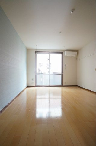 【居間・リビング】 | ローレル北戸田　ShaMaison | 写真は105号室です。色合い等異なる箇所があります。