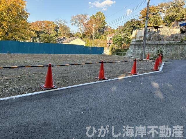 茅ヶ崎市芹沢　売地の前面道路含む現地写真| 現地外観