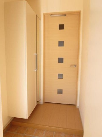 コンフォール矢三　Ｂの玄関|収納もある玄関です