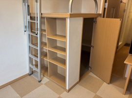 明るい色調の室内です