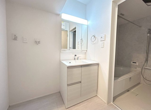 グラファーレ　一宮市西大海道3期　全4区画分譲の独立洗面台|人工大理石製のボウル一体カウンターでシンプルなデザインとたっぷり収納できるキャビネット付きです！