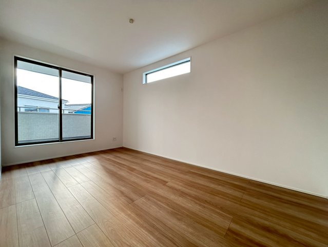 グラファーレ　一宮市西大海道3期　全4区画分譲の洋室|シンプルで機能的なインテリアを実現し、床材はお手入れも簡単で長く美しさを保つ加工を施しています。