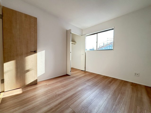 グラファーレ　一宮市西大海道3期　全4区画分譲の洋室|全居室にたっぷり収納できる大型収納を設置。窓ガラスは断熱性能や結露防止効果の高いペアガラスです。