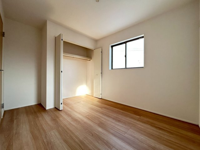 グラファーレ　一宮市西大海道3期　全4区画分譲の洋室|全居室にたっぷり収納できる大型収納を設置。窓ガラスは断熱性能や結露防止効果の高いペアガラスです。