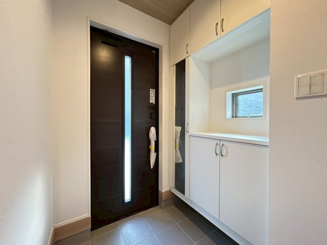 グラファーレ　一宮市西大海道3期　全4区画分譲の玄関|大容量のシューズ収納付きで玄関周りもすっきり！玄関ドアからの光が玄関ホールを明るくしてくれます。