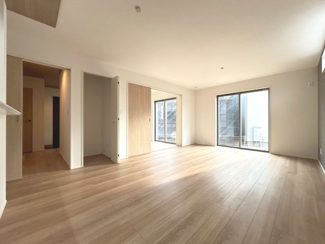 グラファーレ　一宮市西大海道3期　全4区画分譲の居間・リビング|シンプルでモダンなデザインで床材は複合基材でキャスター傷や落下傷に強さを発揮します。