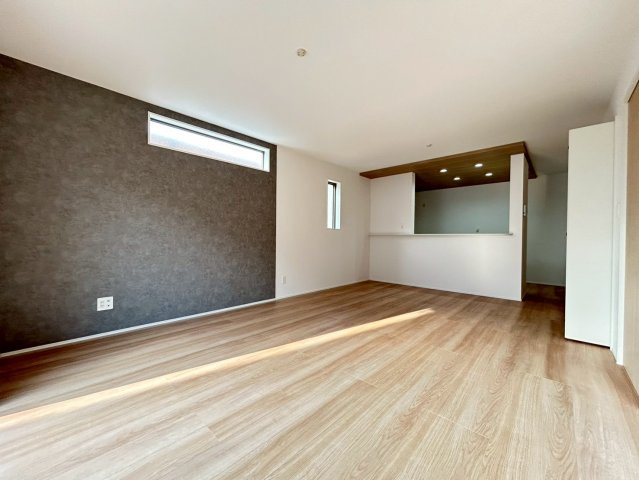 グラファーレ　一宮市西大海道3期　全4区画分譲の居間・リビング|シンプルでモダンなデザインで床材は複合基材でキャスター傷や落下傷に強さを発揮します。