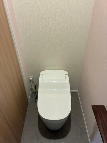 高宮２丁目　中古一戸建てのトイレ|タンクレストイレ
■物件内覧・資金計画相談・住宅ローン相談、リフォーム相談、お問合せ受付中■
※当日・翌日のご内覧、ご相談はお電話でのお問合せがスムーズです！