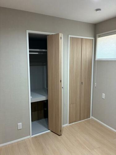 高宮２丁目　中古一戸建ての寝室|洋室4.5帖　クローゼット
■物件内覧・資金計画相談・住宅ローン相談、リフォーム相談、お問合せ受付中■
※当日・翌日のご内覧、ご相談はお電話でのお問合せがスムーズです！