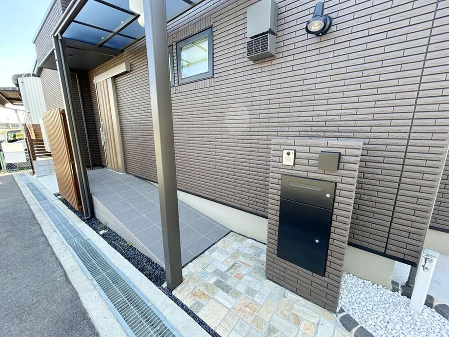 高宮２丁目　中古一戸建てのエントランス|玄関スロープ
■物件内覧・資金計画相談・住宅ローン相談、リフォーム相談、お問合せ受付中■
※当日・翌日のご内覧、ご相談はお電話でのお問合せがスムーズです！
