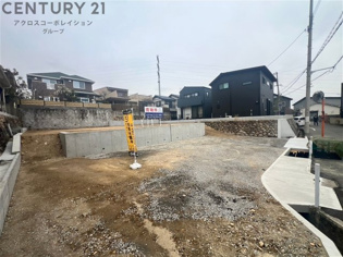 南東向き接道で前面道路幅員もゆったりとしています。