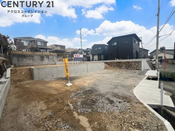 南東向き接道で前面道路幅員もゆったりとしています。