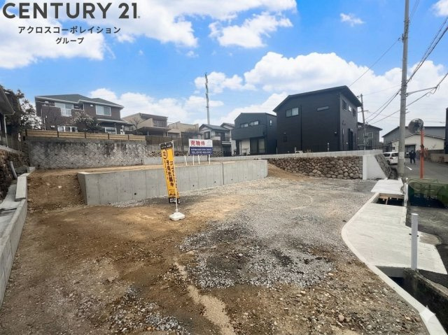 南東向き接道で前面道路幅員もゆったりとしています。