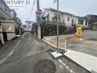 小学校まで徒歩1分と通学大変便利、子育て環境良好でご家族安心の立地です。