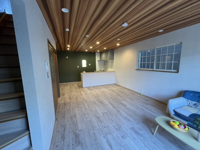 岡山2丁目　中古戸建の居間・リビング|ダウンライトがおしゃれなリビングです☆彡