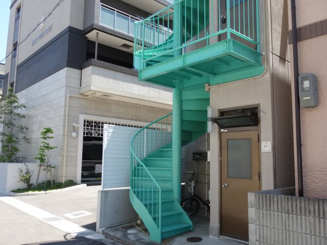 西尾ビルのエントランス