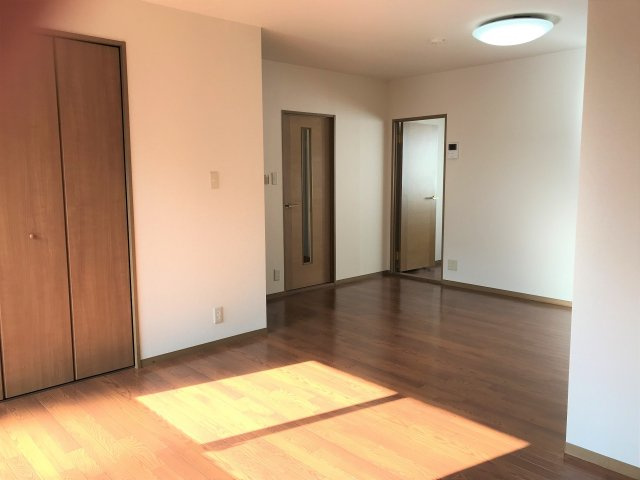 プレステージ芦屋D棟の設備|ゆったり過ごせるリビングです