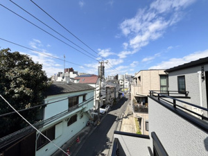 【展望】 | 静穏な住宅街を見渡す穏やかな景色。夕暮れ時には刻々と変わる空の色を楽しみながら、一日の疲れを癒やすひとときを。都心に近い利便性を享受しながら、落ち着いた住環境での暮らしを実感いただけます。
2026年