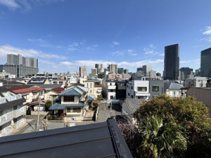 【展望】 | 視界が開けた南側の景色。陽当たりを遮るものがなく、一日中明るい光を感じられます。ガーデニングを楽しんだり、お子様と星空を眺めたり。季節の移ろいを肌で感じられる、豊かなウェルビーイング空間です。
202