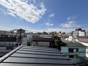 【展望】 | 視界が開けた南側の景色。陽当たりを遮るものがなく、一日中明るい光を感じられます。ガーデニングを楽しんだり、お子様と星空を眺めたり。季節の移ろいを肌で感じられる、豊かなウェルビーイング空間です。
202