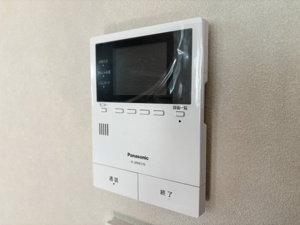 【セキュリティ】 | 来客の顔を室内からしっかり確認できるカラーモニター付。お子様の留守番や夜間の帰収時も、室内から外の様子を確認できるため、ご家族の防犯意識を高め、日々の暮らしに安心感とゆとりをもたらします。
2026年