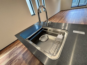【設備】 | 大きな鍋も洗いやすいワイドな静音シンクを採用。浄水器一体型の水栓で、毎日のお水も安心・便利。汚れがつきにくく掃除もしやすい素材で、家事時間を短縮し、ご家族との団らん時間をより多く生み出します。
202