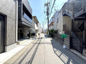 【前面道路含む現地写真】 | 電柱が整然と並び、視界の開けた前面道路。近隣住民以外の車両進入が少ないため、小さなお子様がいるご家族も安心です。大崎駅徒歩9分という好立地にありながら、喧騒を忘れる静寂が保たれています。
2026年4