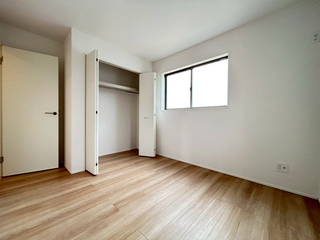 グラファーレ　一宮市西大海道3期　全4区画分譲の洋室|全居室にたっぷり収納できる大型収納を設置。窓ガラスは断熱性能や結露防止効果の高いペアガラスです。