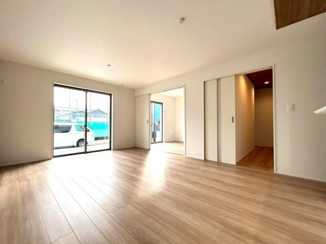 グラファーレ　一宮市西大海道3期　全4区画分譲の居間・リビング|シンプルでモダンなデザインで床材は複合基材でキャスター傷や落下傷に強さを発揮します。