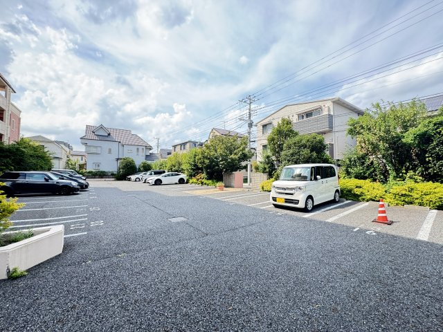 ウィッシュ・スクエア・イーストの駐車場