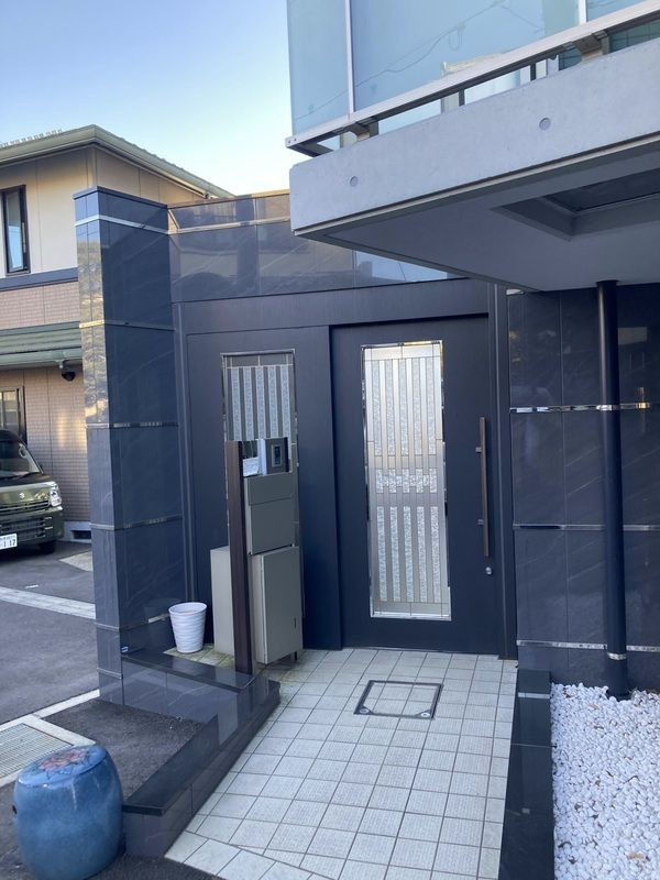 LEO FIOREGALO 印内のエントランス