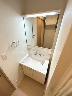 【洗面所】 | ヴァイセヴェレ鎌倉 | 収納力のある3面鏡タイプのシャワー付き独立洗面台♪