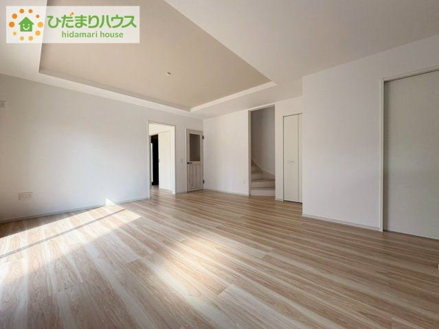 日立市東金沢町9期　新築戸建　1号棟の居間・リビング|リビング大きな窓からは、暖かな日の光が降り注ぎます・・・