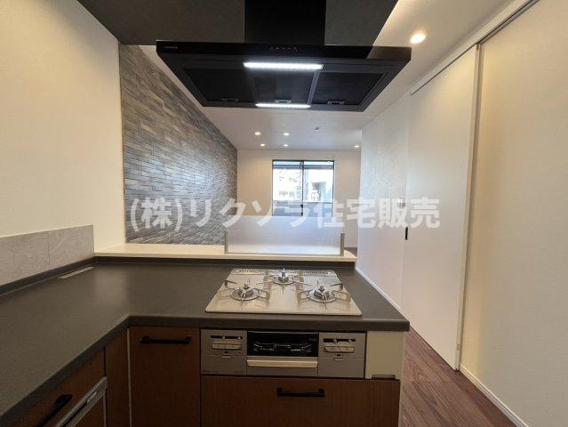 交北1丁目　中古一戸建てのキッチン|ビルトイン三口コンロ
■物件内覧・資金計画相談・住宅ローン相談、リフォーム相談、お問合せ受付中■
※当日・翌日のご内覧、ご相談はお電話でのお問合せがスムーズです！