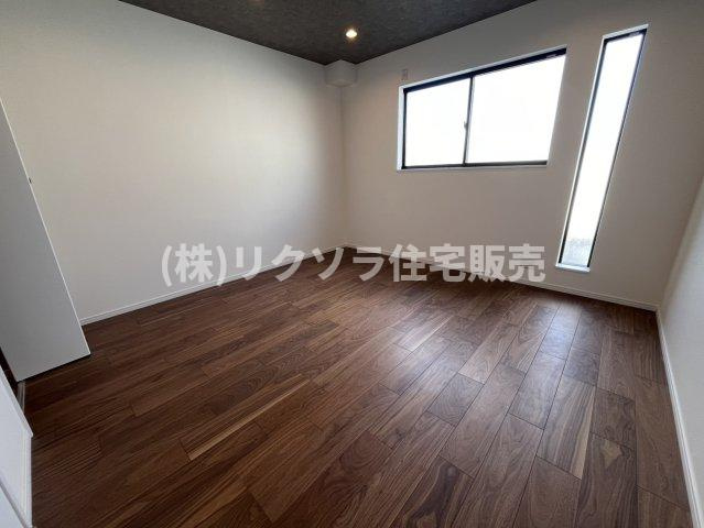 交北1丁目　中古一戸建ての寝室|洋室　8.0帖
■物件内覧・資金計画相談・住宅ローン相談、リフォーム相談、お問合せ受付中■
※当日・翌日のご内覧、ご相談はお電話でのお問合せがスムーズです！