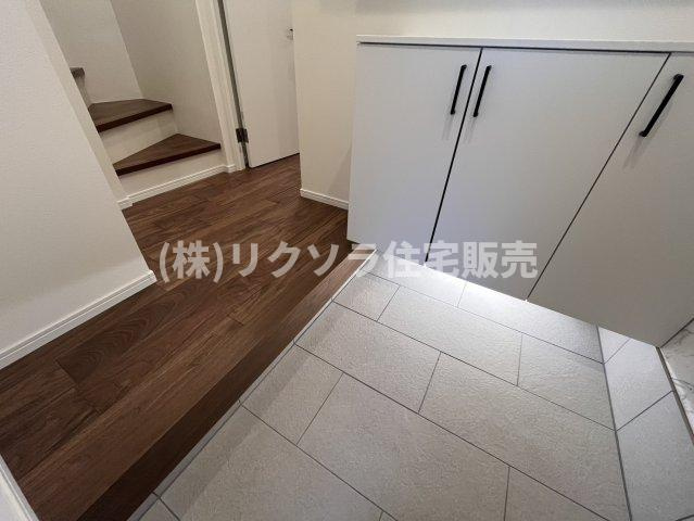 交北1丁目　中古一戸建ての玄関|フロートタイプの玄関収納付き
■物件内覧・資金計画相談・住宅ローン相談、リフォーム相談、お問合せ受付中■
※当日・翌日のご内覧、ご相談はお電話でのお問合せがスムーズです！