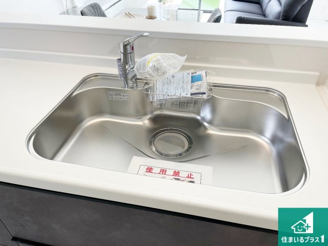 神戸市西区桜が丘東町　新築一戸建ての独立洗面台|清潔感のある洗面台です。フラットな鏡は掃除がしやすく毎日清潔！ホースは引き出して使えるので洗顔やお掃除の際に便利です！