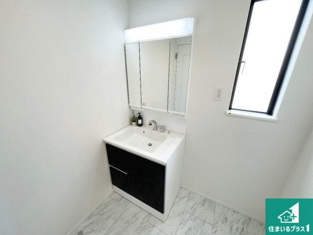 神戸市西区桜が丘東町　新築一戸建ての独立洗面台|清潔感のある洗面台です。フラットな鏡は掃除がしやすく毎日清潔！鏡裏には収納があるのでスッキリとした洗面台が保てます。