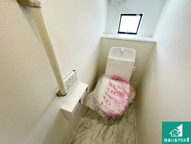 神戸市西区桜が丘東町　新築一戸建てのトイレ|1・2階の2ヶ所にあるので、朝の忙しい時間の順番待ちもなく、深夜の利用にも大変便利です。