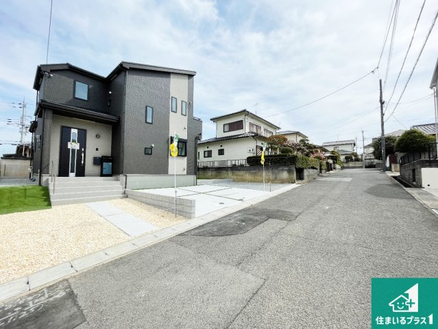 神戸市西区桜が丘東町　新築一戸建ての前面道路含む現地写真|周辺は閑静な住宅街！前面道路広々で車の出し入れも便利です。駐車が苦手な方でも安心して車庫入れできます！