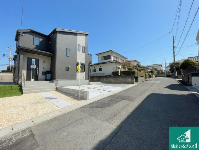 神戸市西区桜が丘東町　新築一戸建ての前面道路含む現地写真|周辺は閑静な住宅街！前面道路広々で車の出し入れも便利です。駐車が苦手な方でも安心して車庫入れできます！