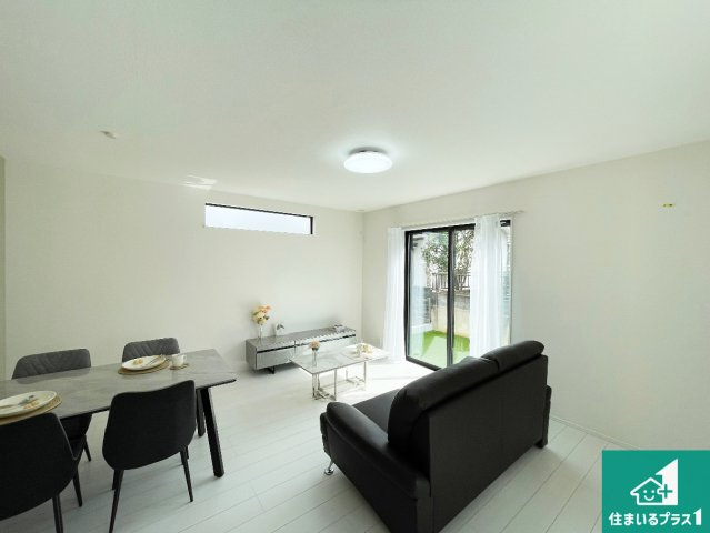 神戸市西区桜が丘東町　新築一戸建ての居間・リビング|日当たり良好の明るいリビングで朝の目覚めもスッキリできそう！対面キッチンでご家族のコミュニケーションも自然と増える設計！小さなお子様が遊ぶスペースを作っても広々とくつろげるLDK！