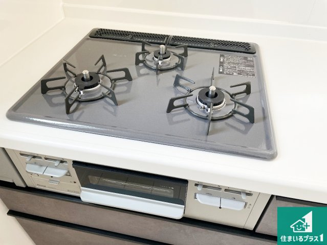 神戸市西区桜が丘東町　新築一戸建ての設備|ダブル高火力Ｓｉセンサー付きコンロ！３口あるので、まとめて料理をする時も大活躍！