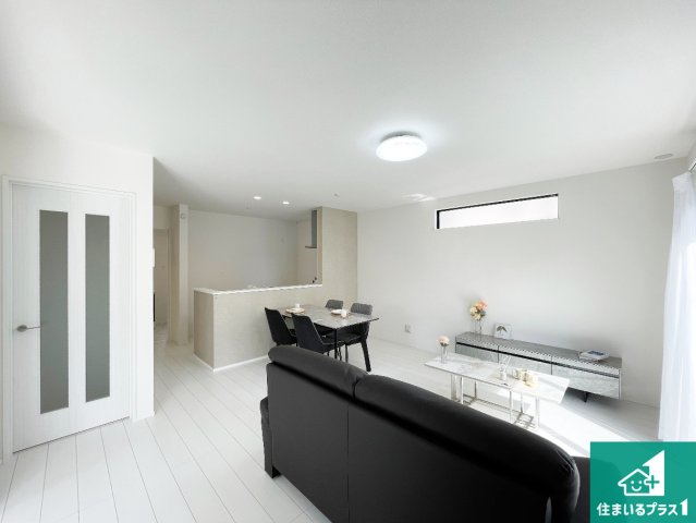 神戸市西区桜が丘東町　新築一戸建ての居間・リビング|日当たり良好の明るいリビングで朝の目覚めもスッキリできそう！対面キッチンでご家族のコミュニケーションも自然と増える設計！小さなお子様が遊ぶスペースを作っても広々とくつろげるLDK！