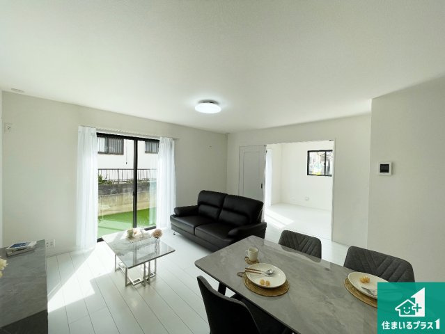 神戸市西区桜が丘東町　新築一戸建ての居間・リビング|リビングと統一感があり、使い勝手のいいキッチン。広々としているので、二人並んで作業が出来ちゃいます。お子様と一緒に色々なお料理に挑戦できるスペースがあります。