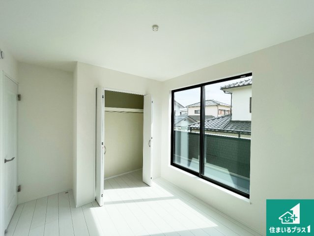 神戸市西区桜が丘東町　新築一戸建ての洋室|寝室は心地よい眠りについてもらいたくて、シンプルかつ開放的な空間な設計にしています！大きな窓から差し込む日が心地いいです♪