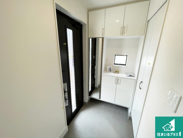 神戸市西区桜が丘東町　新築一戸建ての玄関|シューズボックスにはたくさんの靴が収納できるので玄関周りはいつもスッキリ！ご家族が増えても安心！