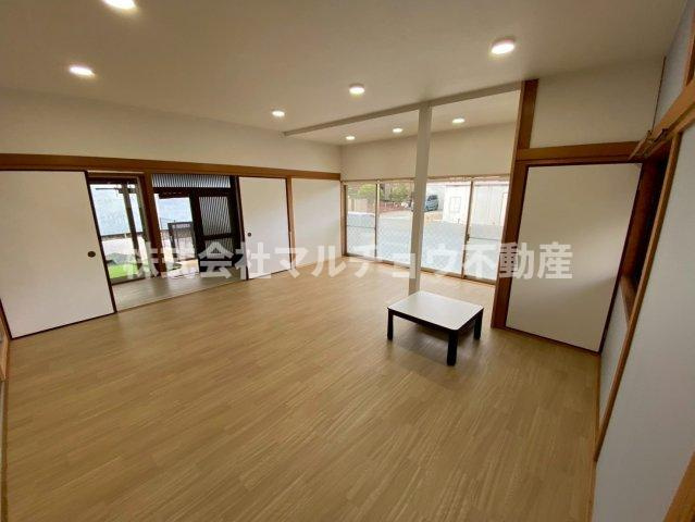 南紀の台一戸建の内装|明るい色調の室内です