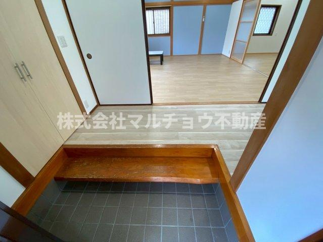 南紀の台一戸建の玄関|収納もある玄関です