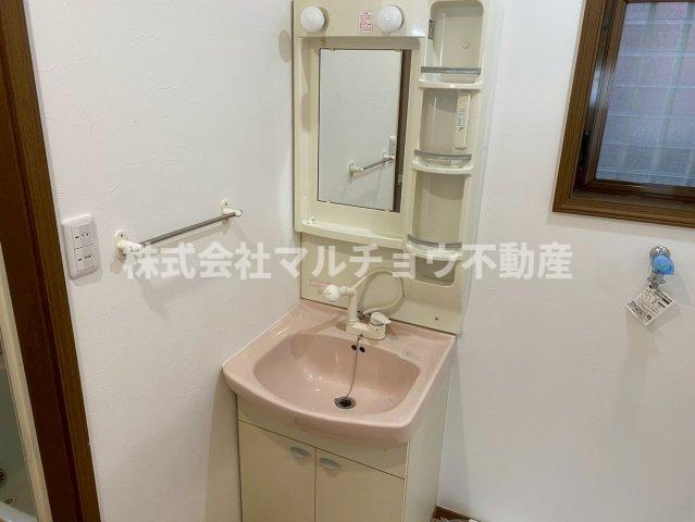 南紀の台一戸建の独立洗面台|独立洗面化粧台が付いています